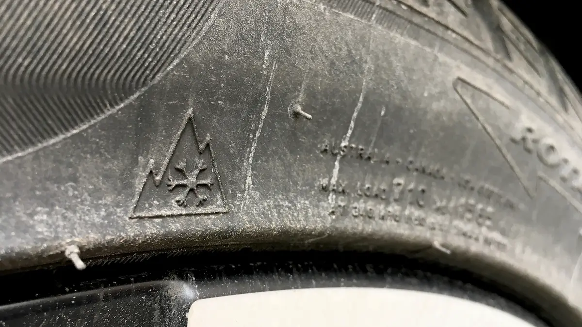Symbol vločky v siluetě hory označuje pneumatiku použitelnou pro zimní podmínky. Mají je i celoroční pláště.