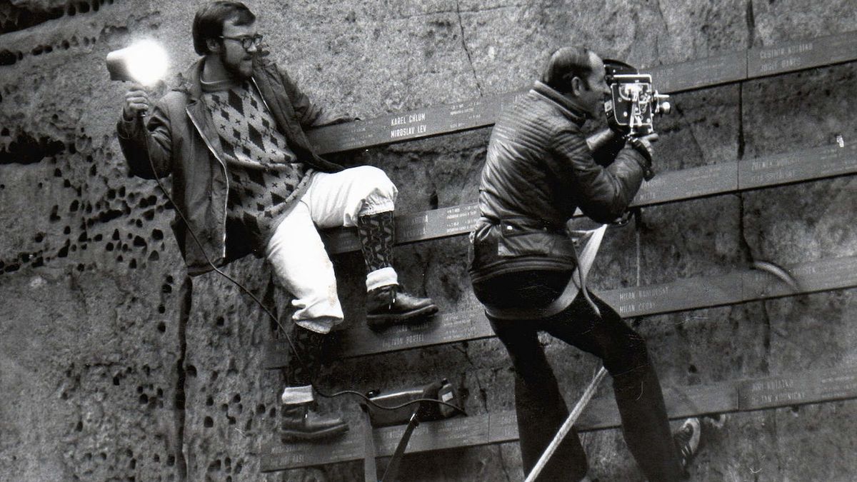 Neštěstí československých horolezců zůstává v Peru stále živé. Na snímku filmaři v roce 1974.
