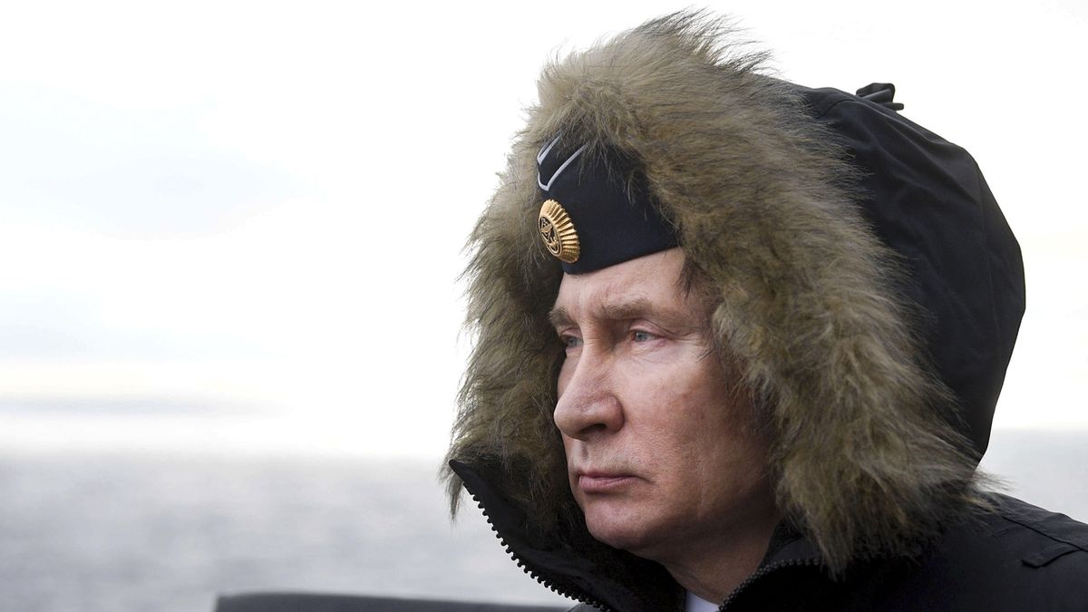 Ruský prezident Vladimir Putin sleduje cvičení námořnictva
