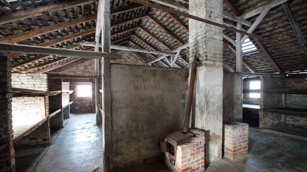 Interiér jednoho z baráků, koncentrační tábor Osvětim.