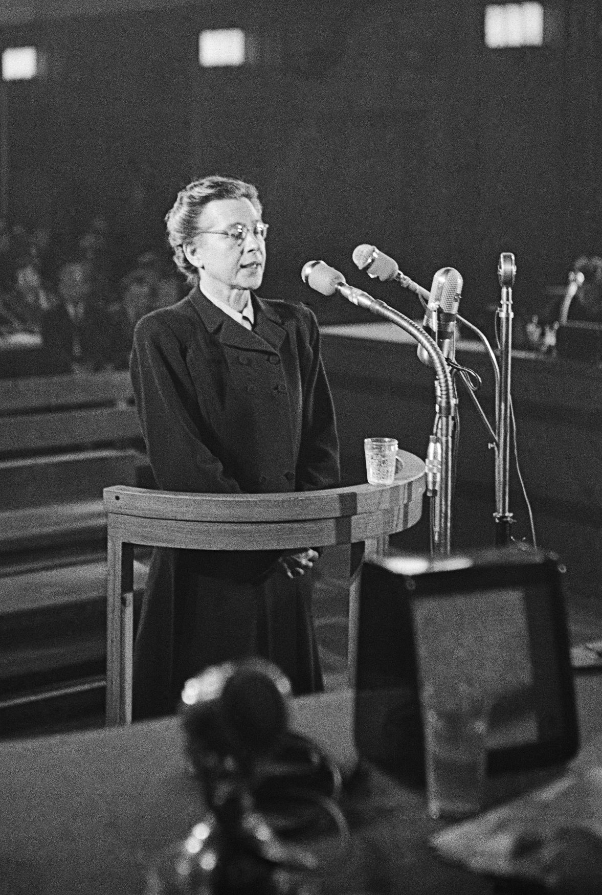 Milada Horáková před Státním soudem v první den procesu v roce 1950