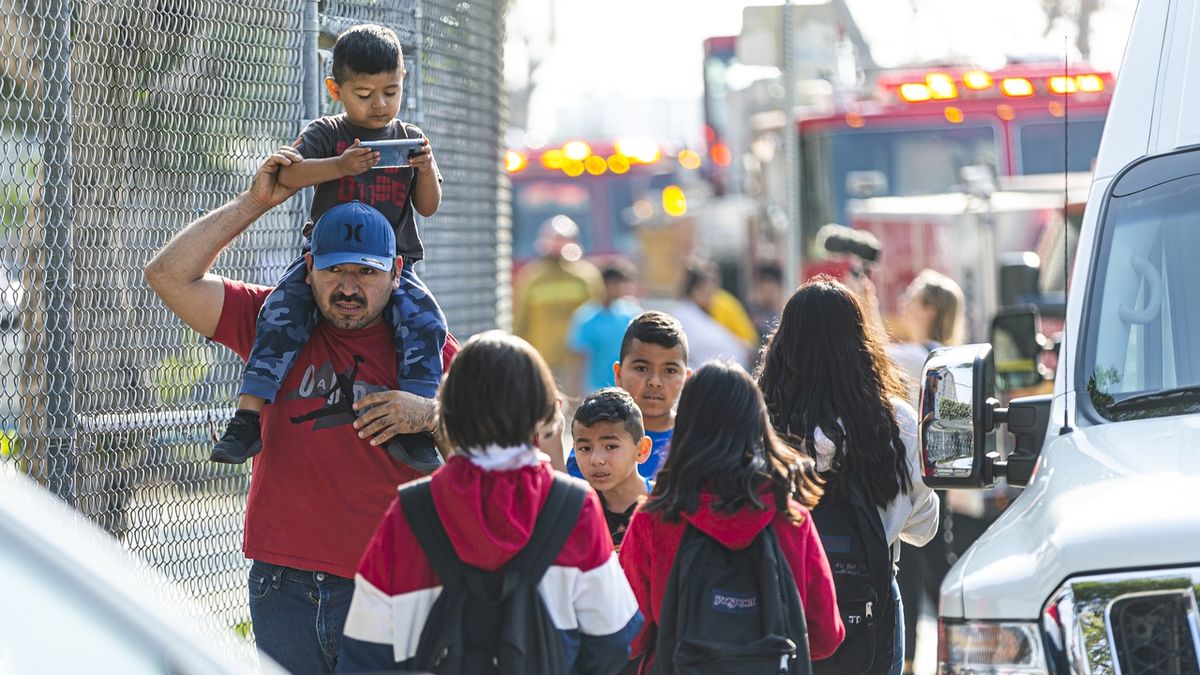 Evakuace dětí z hřiště v Los Angeles, na které zřejmě dopadlo palivo vypuštěné letadlem společnosti Delta.