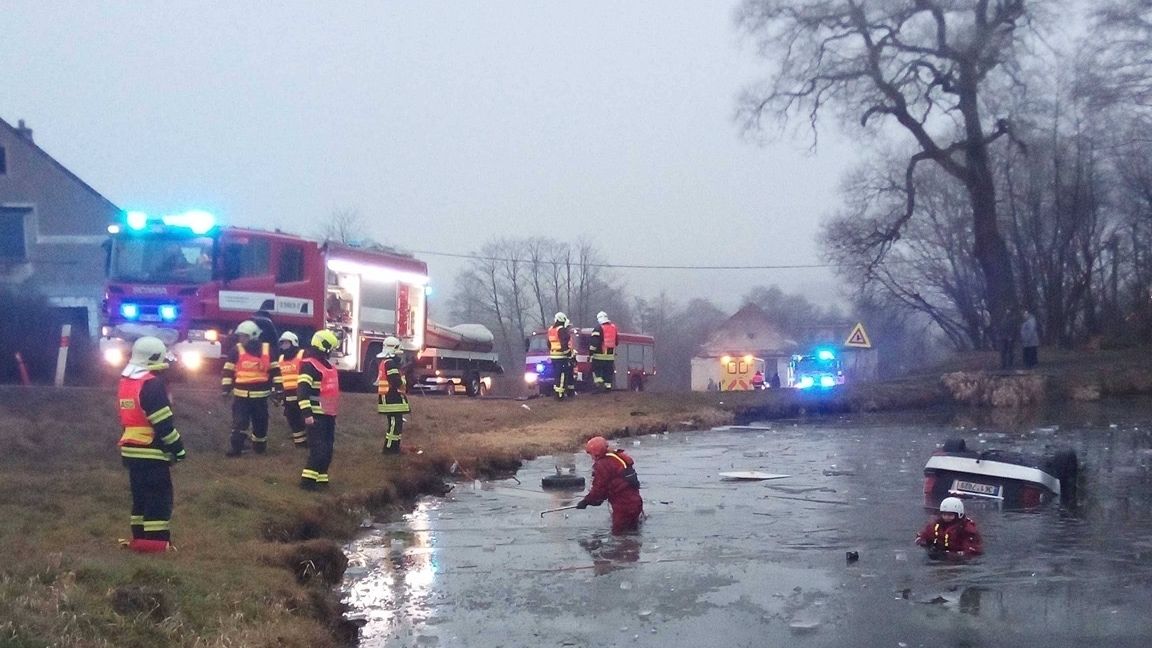 Sedm zraněných včetně dítěte při nehodě na Karlovarsku. Auto skončilo v rybníku
