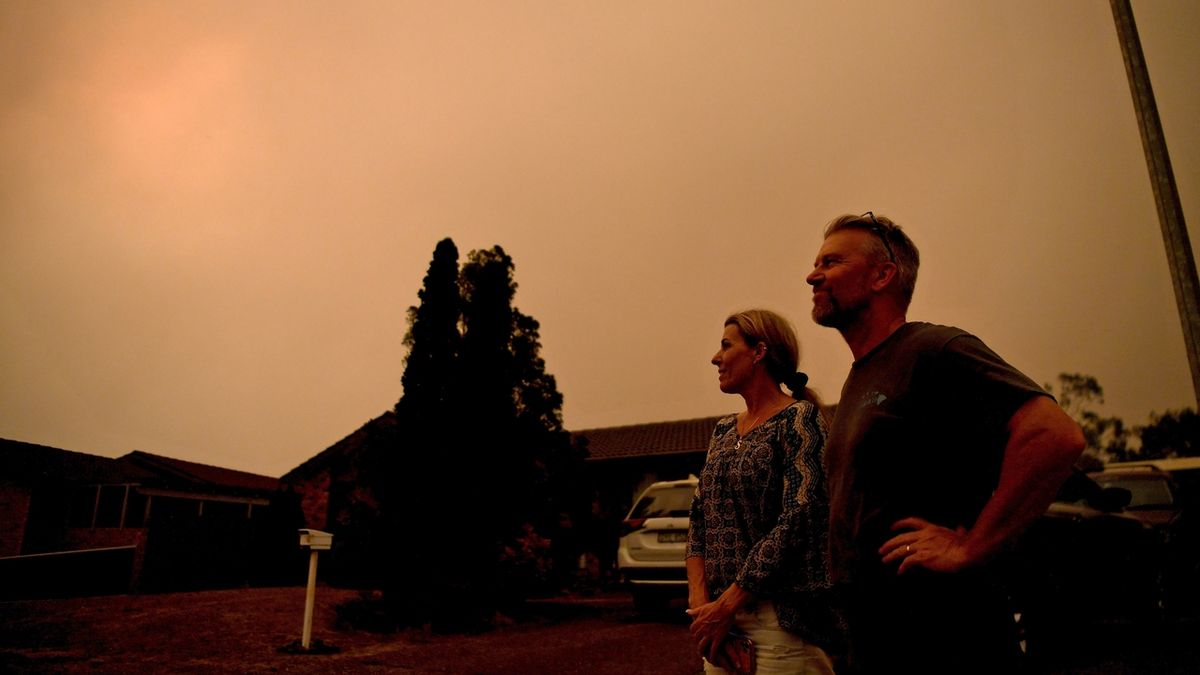 Obloha černá kvůli kouři a popelu z rozsáhlých požárů, které zuří v australském státě Nový Jižní Wales