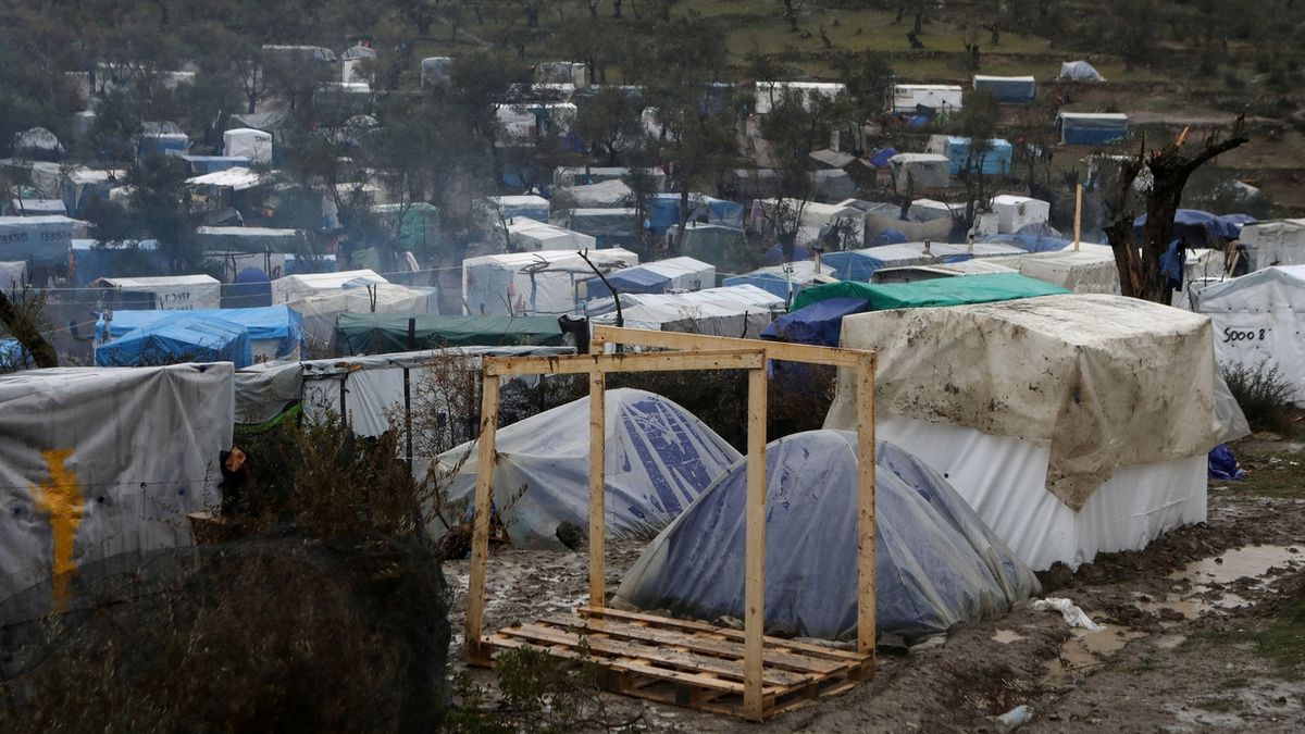 Přeplněný tábor Moria na ostrově Lesbos