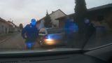 Řidič na pervitinu ujížděl s tříletým synem strážníkům v Praze