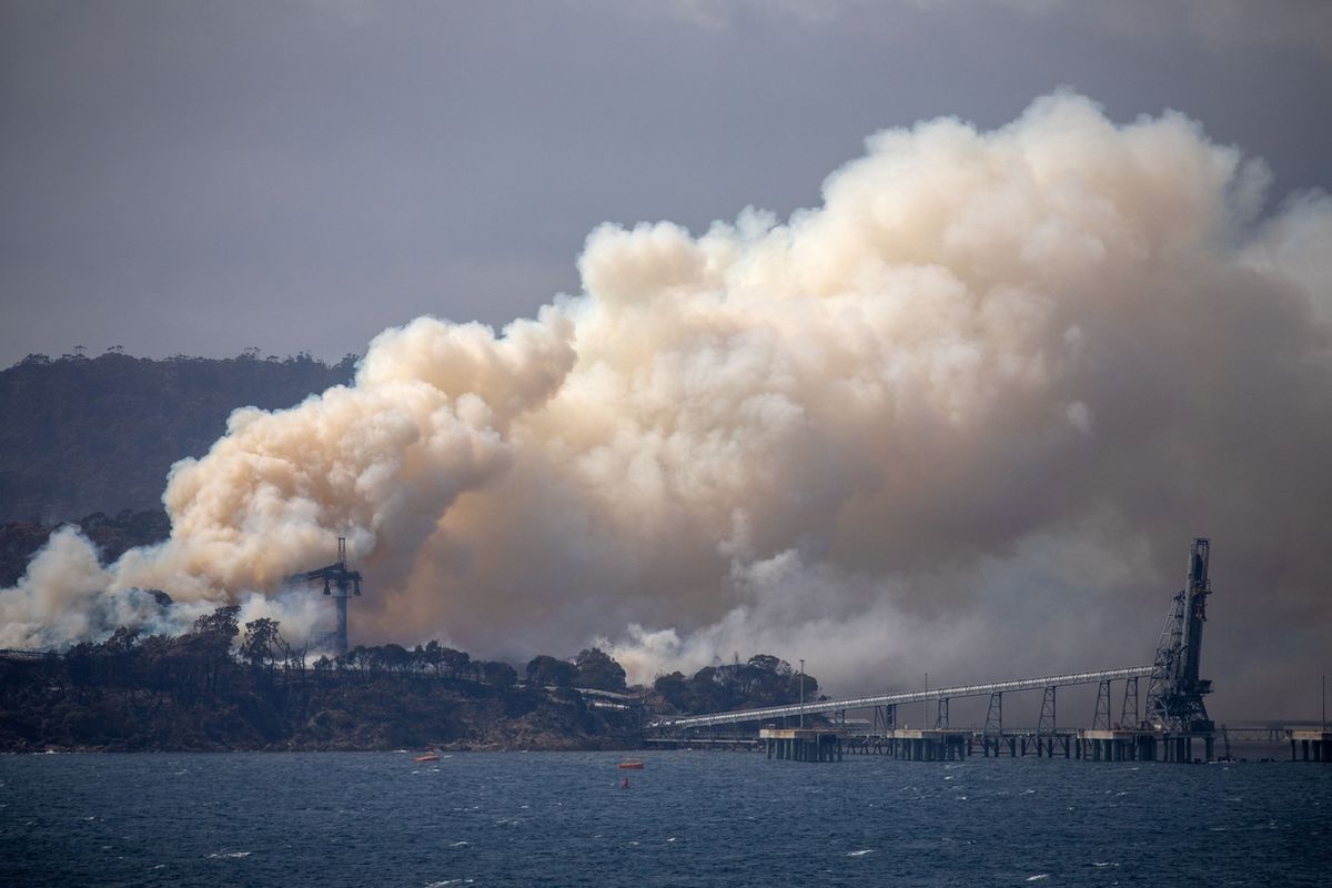 Kouř stoupá požáru v australkém Eden Woodchip Mill