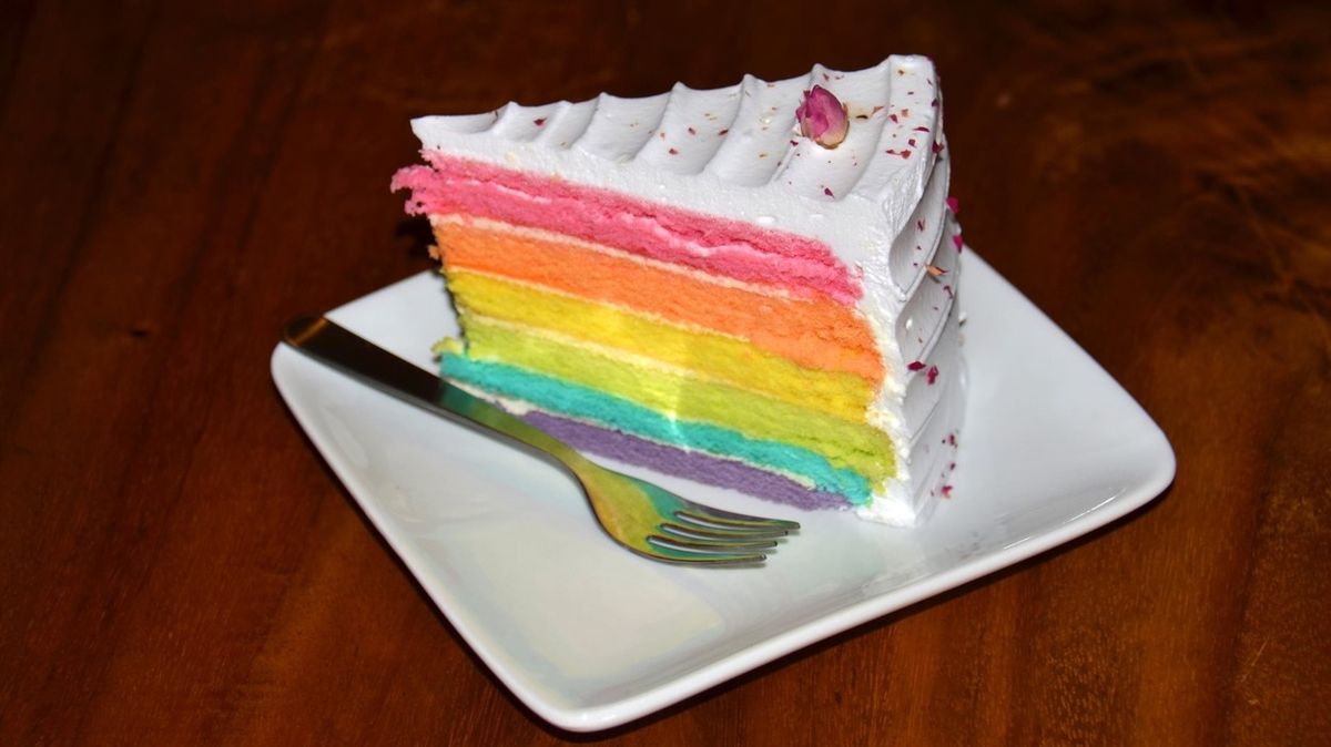 Duhový narozeninový dort způsobil na křesťanské škole poprask