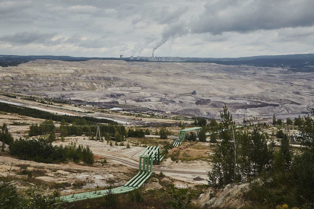 Rozsáhlý polský důl v příhraničním Turówě, v pozadí také sousední polská hnědouhelná elektrárna.