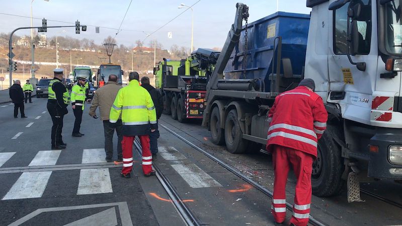V Praze se srazila tramvaj s nákladním autem