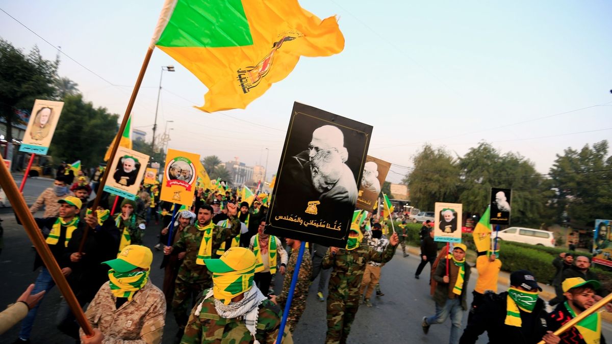 Smuteční pochod za zabité. Dav nese fotografii člena vedení iráckých milicí Abú Mahdího Muhandise