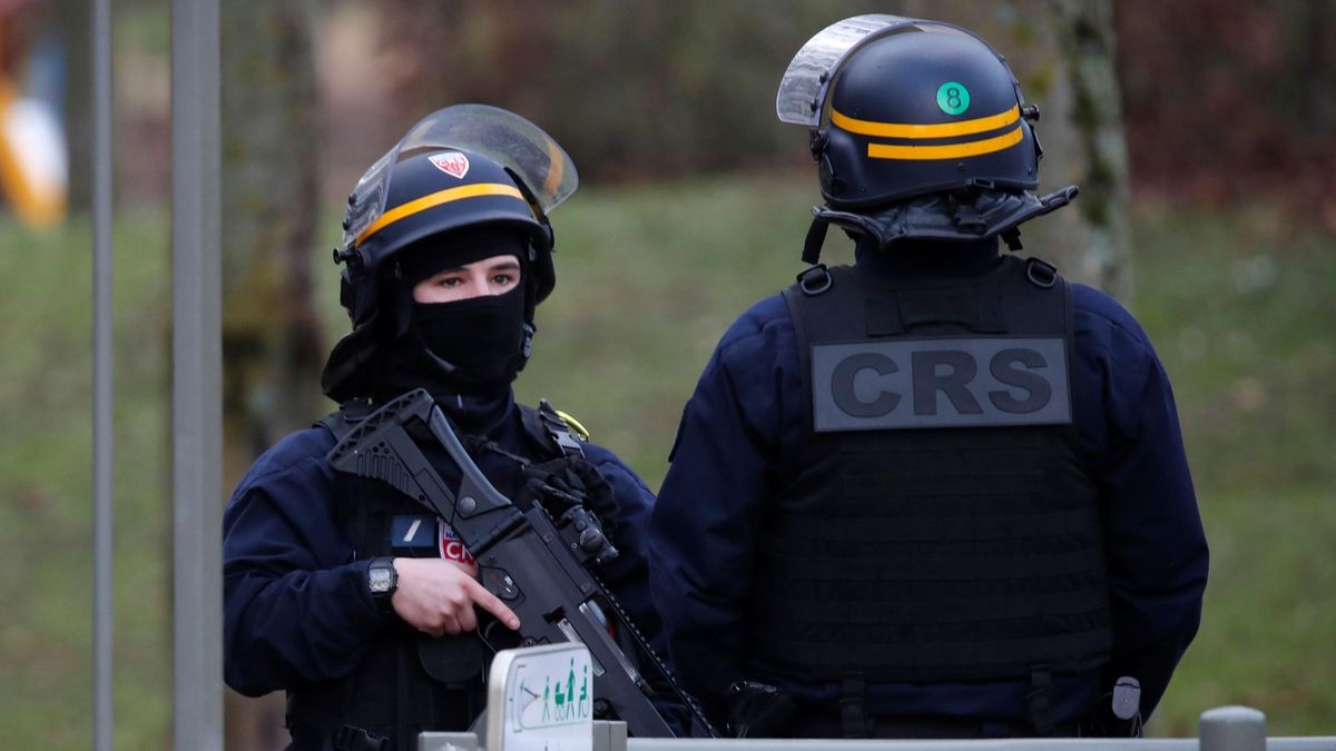 Dívka utonula v Seině, policie podezírá ze zabití dva její vrstevníky