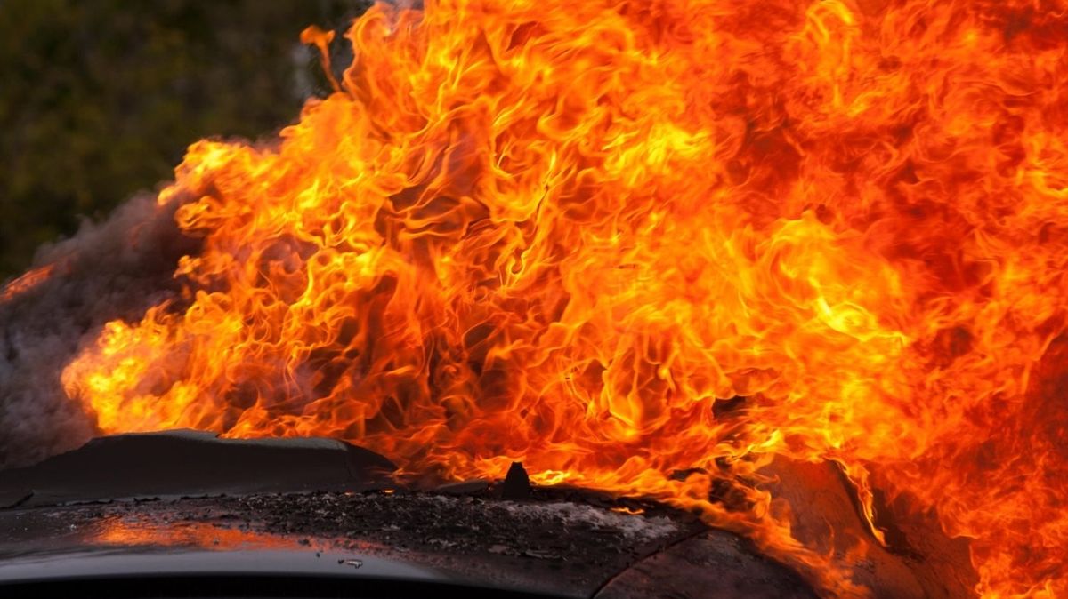 Hořící auto se ve Slovinsku samo nastartovalo a rozjelo
