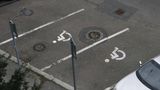 Parkovací místa pro invalidy zabírají drzouni