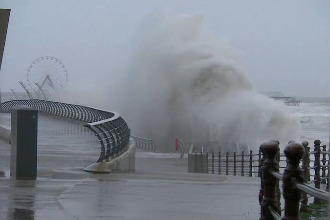 BEZ KOMENTÁŘE: Bouře Sabine bičuje Velkou Británii