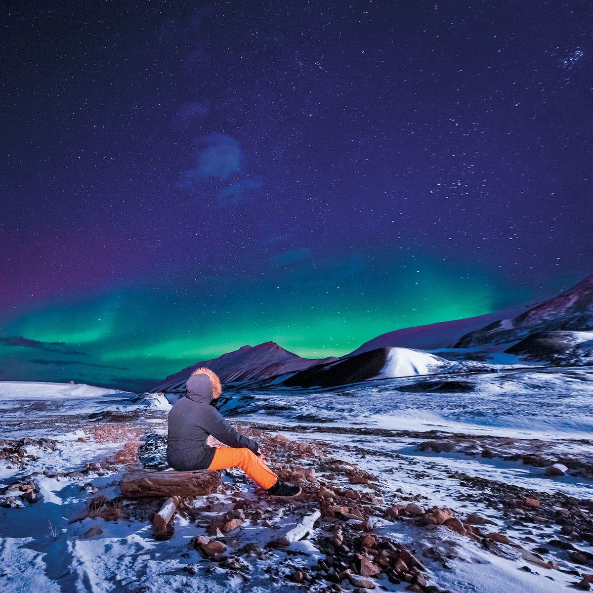 Období polární noci má své kouzlo. Špicberky patří mezi oblasti, kde je možné pozorovat impozantní světelný úkaz – polární záři.