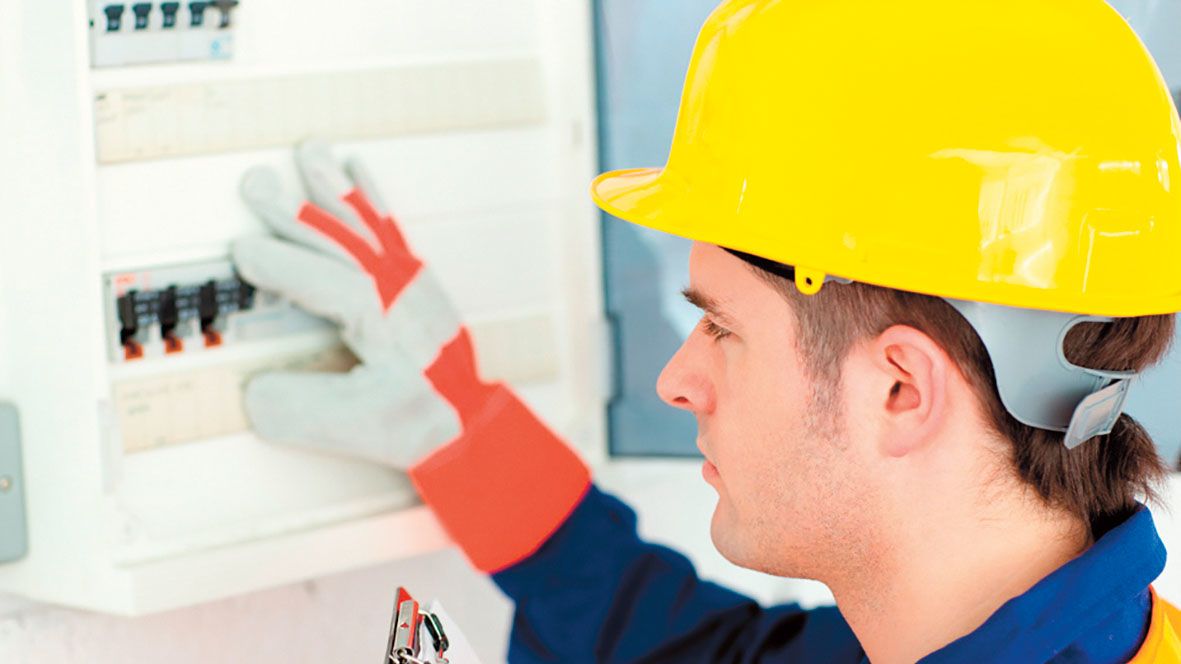 Výjezd instalatéra nebo elektrikáře vyjde nájemníky od ledna dráž