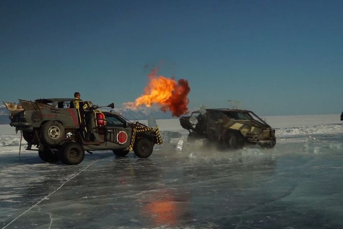 BEZ KOMENTÁŘE: Sibiřský mechanik sestavuje auta jako z postapokalyptických filmů