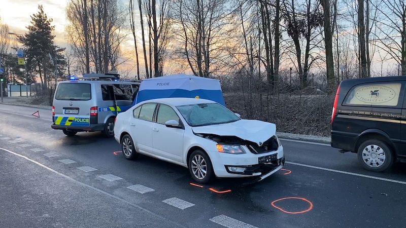 Auto smetlo na přechodu u Prahy chodkyni, na místě zemřela