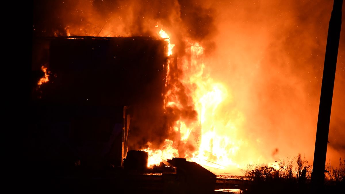 Hasiči zasahují u požáru opuštěné budovy v pražské Libni