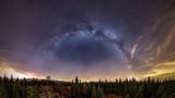 Na snímku českého fotografa se vyjímají dvě galaxie pod sebou