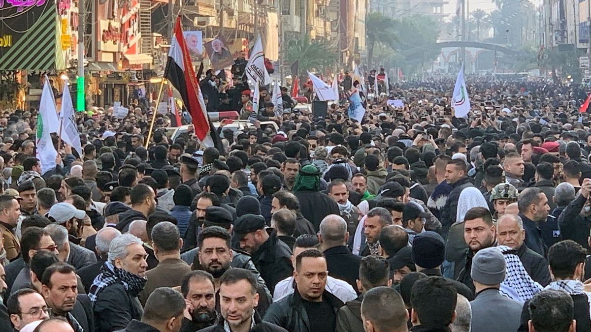 Smutečního pochodu za Sulejmáního a Muhandise se zúčastnily tisíce lidí.