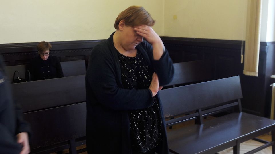 Monika Kryčerová před soudem skrývala tvář do dlaní.