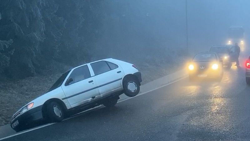 Auto sjelo na ledovce do škarpy u Chýně TelevizeSeznam.cz