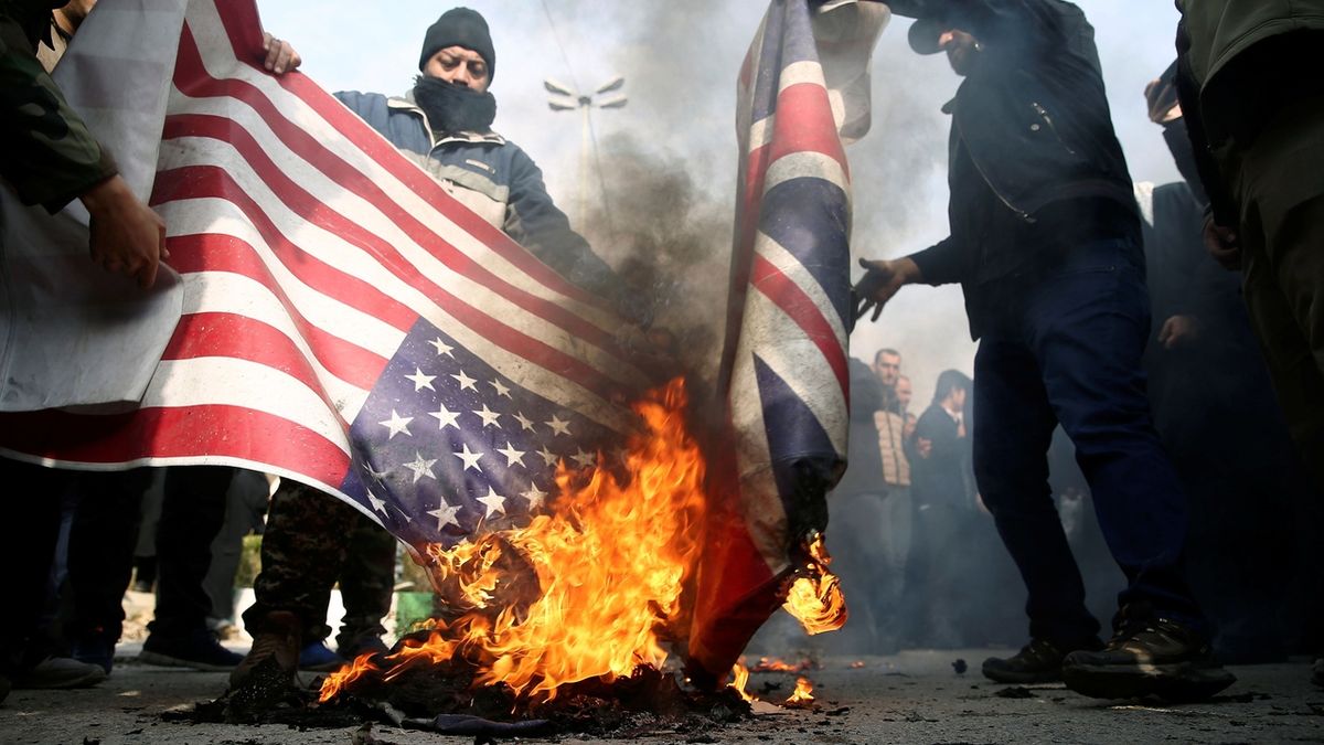 Demonstranti v Teheránu pálí americkou a britskou vlajku.