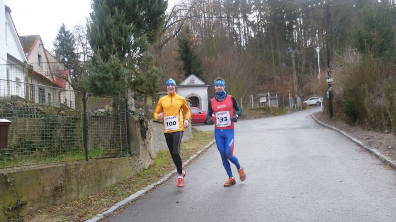 Úspěšní závodníci SBR TRI-TEAM Litomyšl Pavel Pešek a Roman Sedláček si z radosti dosaženého času dali repete běhu i na zpáteční cestě.