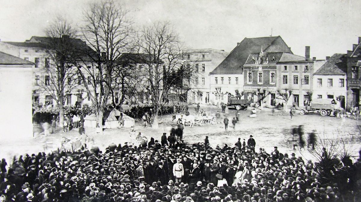 Náměstí v Hlučíně po příchodu československého vojska, 4. února 1920