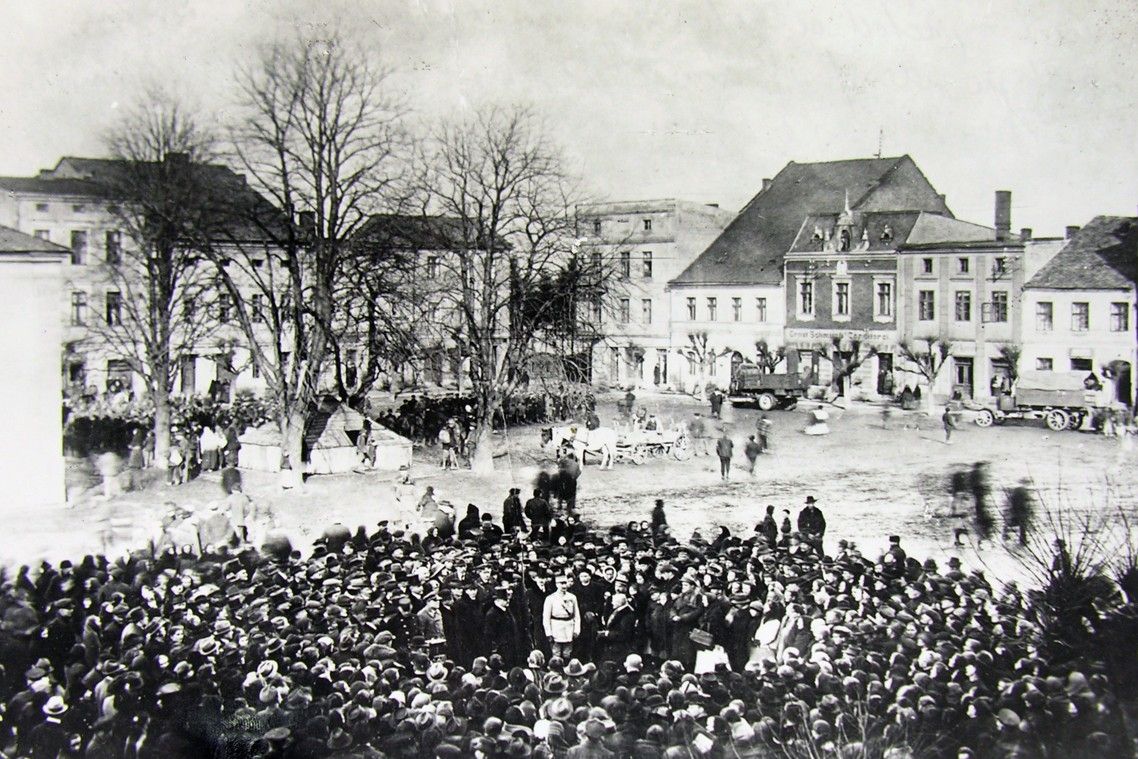 Náměstí v Hlučíně po příchodu československého vojska, 4. února 1920