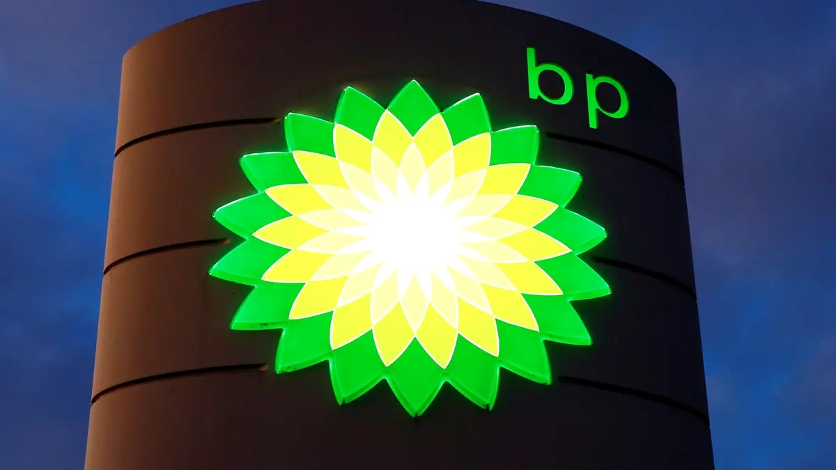 Správní rada britské ropné firmy BP překvapivě odvolala svého šéfa