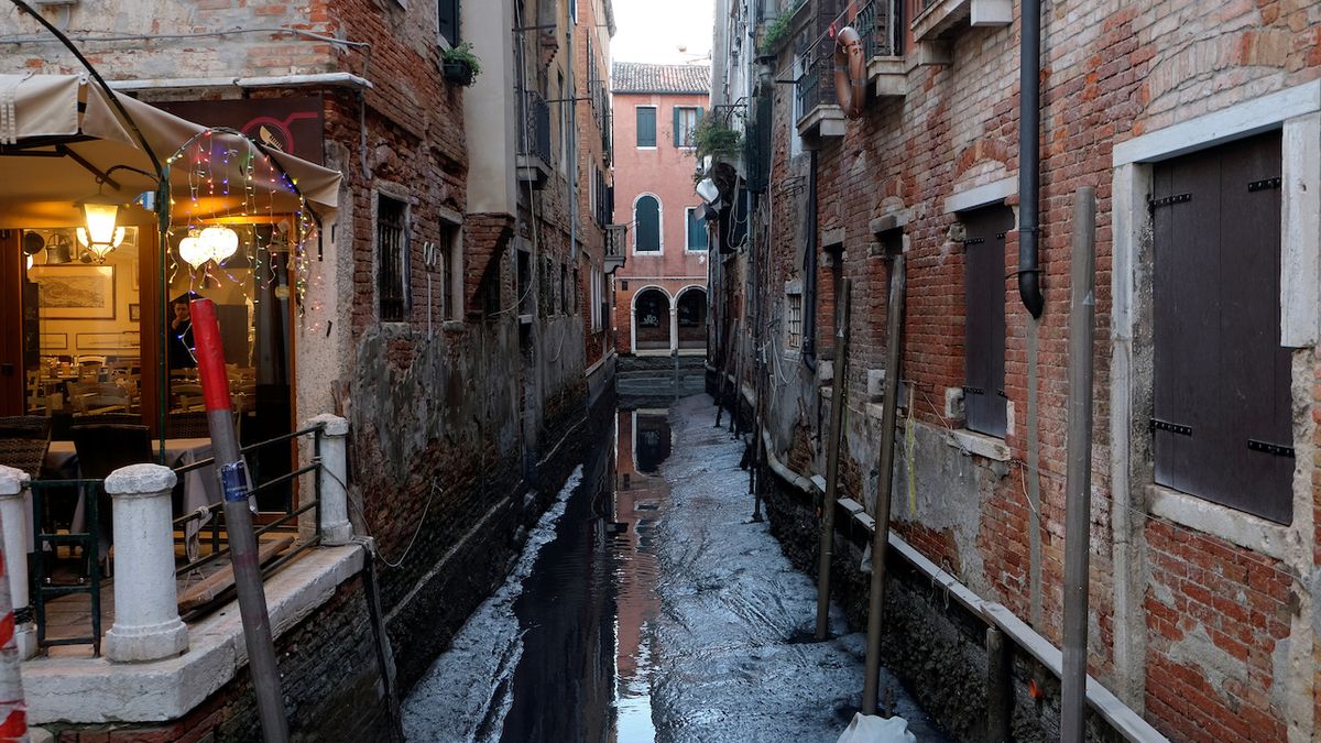 Kanály v Benátkách jsou téměř na suchu