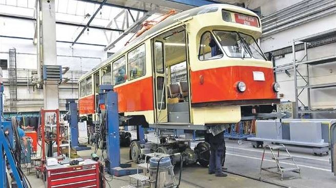 Do Prahy dorazily dvě legendární tramvaje T2. Od března budou cestující vozit na nostalgické lince číslo 23.