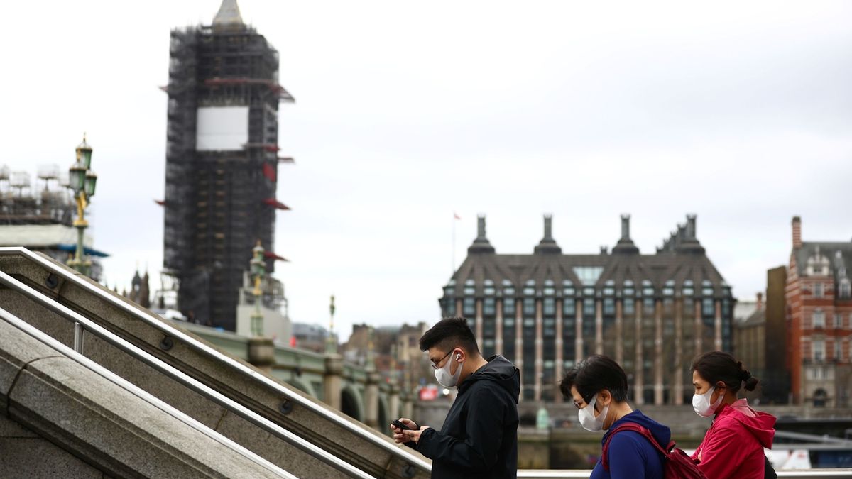 Lidé v Londýně s rouškami kvůli nebezpečí přenosu koronaviru