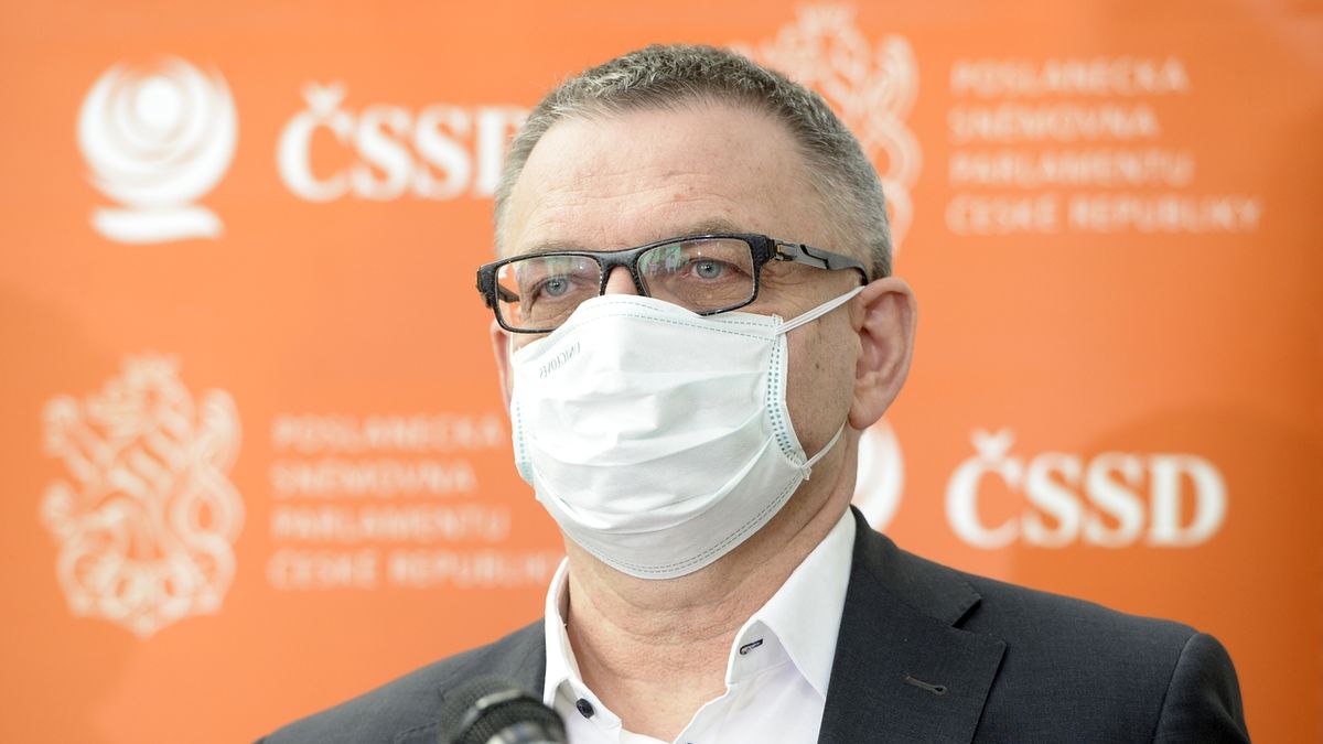 Ministr kultury Lubomír Zaorálek (ČSSD) uvedl, že se v neděli stříhal sám