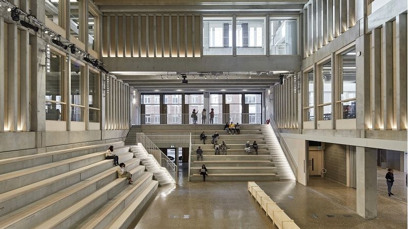 V kingstonské univerzitě mohou studenti využít příjemného posezení na velkorysých schodištích.