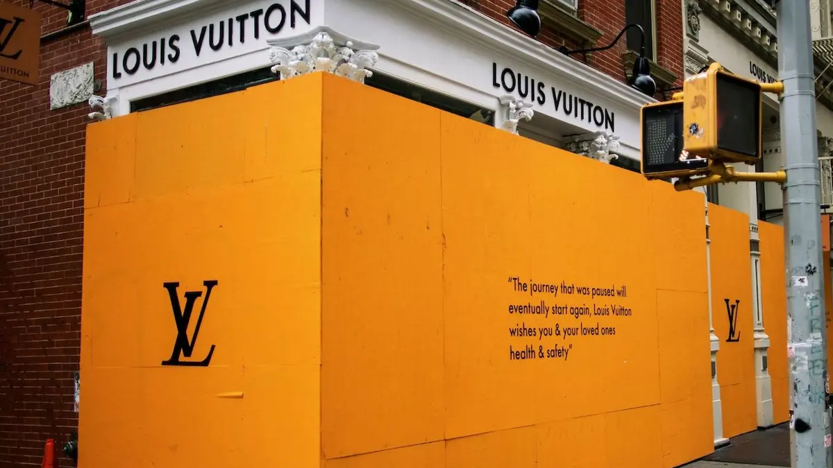 Louis Vuitton doplnil na zabedněnou výlohu vzkaz: „Cesta, která byla přerušena, nakonec zase začne. Louis Vuitton vám a vašim milovaným přeje zdraví a bezpečí.“