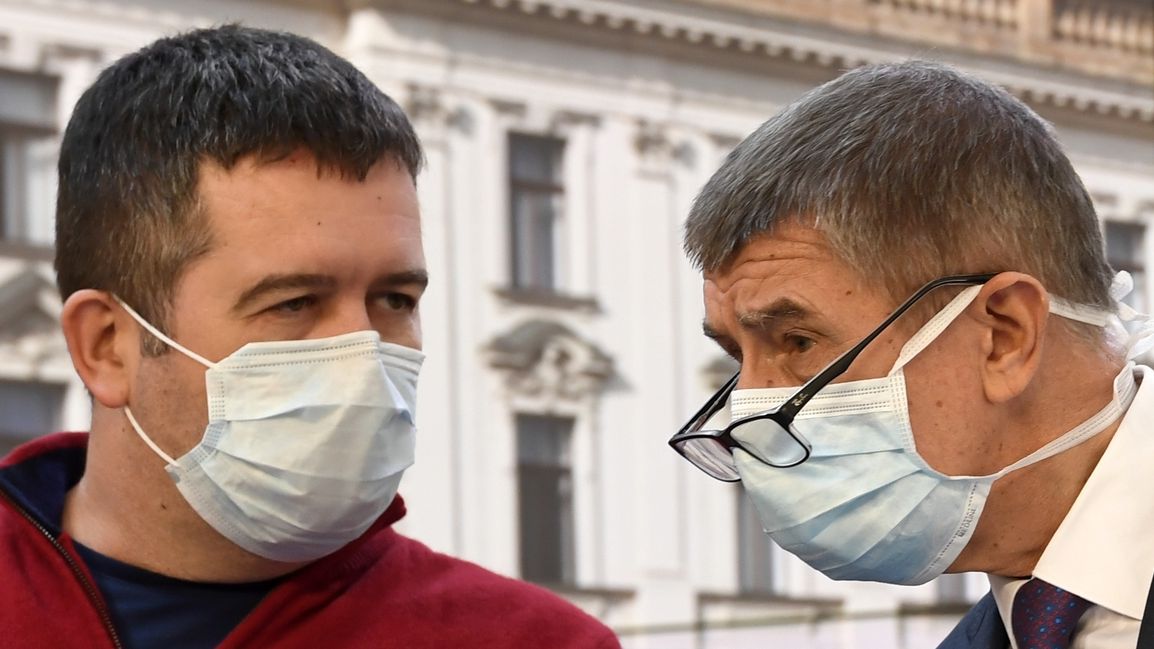 Zdravotnictví neumělo v Číně roušky a respirátory objednat. Zasáhl až Hamáčkův tým