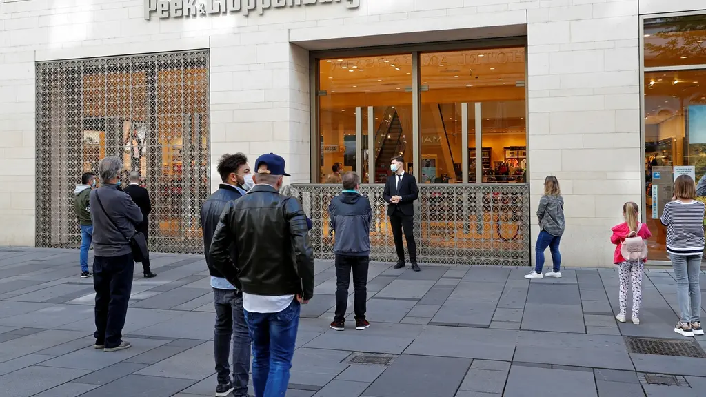 Ľudia čakajúci na otvorenie obchodov vo Viedni