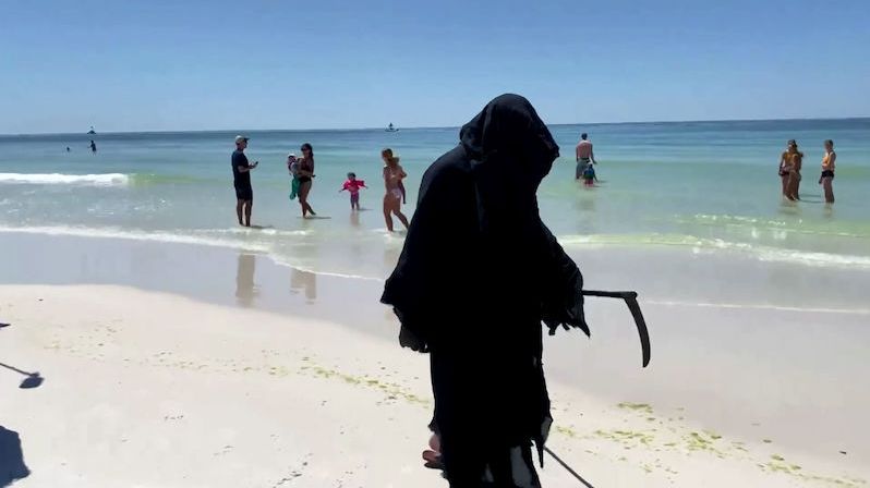 Američan v kostýmu smrtky protestuje proti otevření pláží