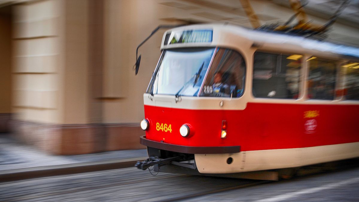 V pražských Modřanech vykolejila tramvaj. Provoz přerušen
