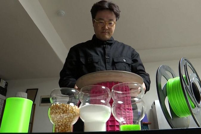 BEZ KOMENTÁŘE: Jihokorejský umělec vyrábí nábytek z kukuřičného škrobu