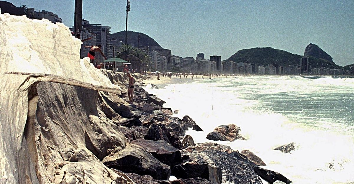 Slavná pláž Copacabana v brazilském Rio de Janeiru během přílivu na starším snímku