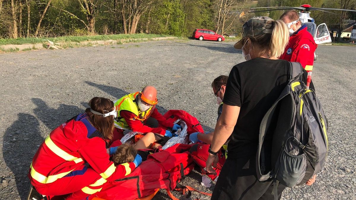 Horší záchranáři v Jeseníkách pomáhají s ošetřením zraněného chlapce.