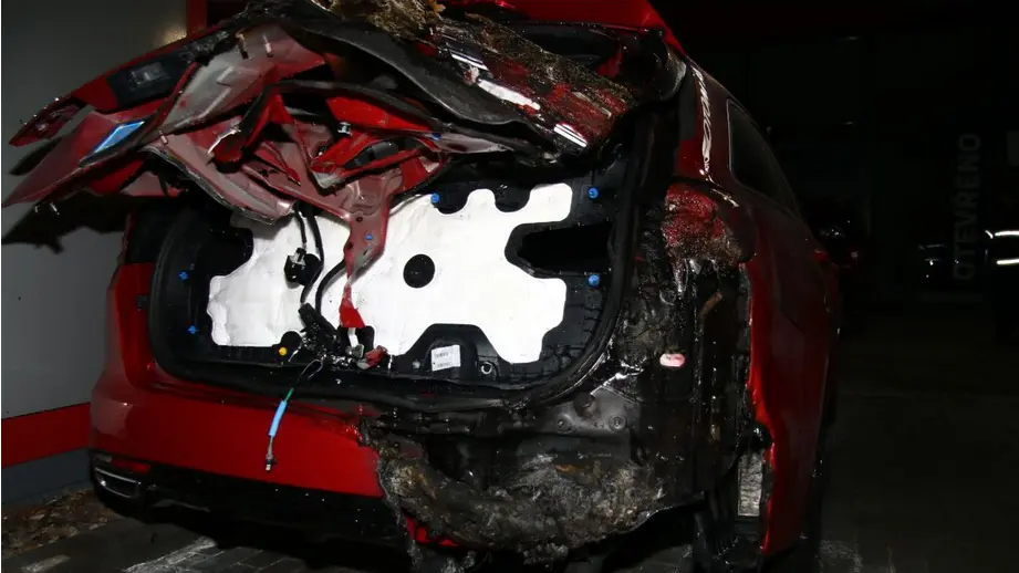 Ohořelé auto po útoku ženy v Modřicích.