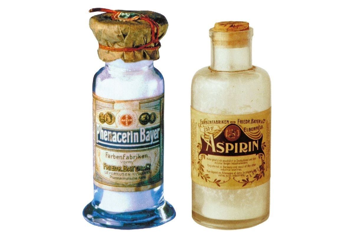 Lahvička s tabletami fenacetinu a s aspirinem od firmy Bayer, 1899.