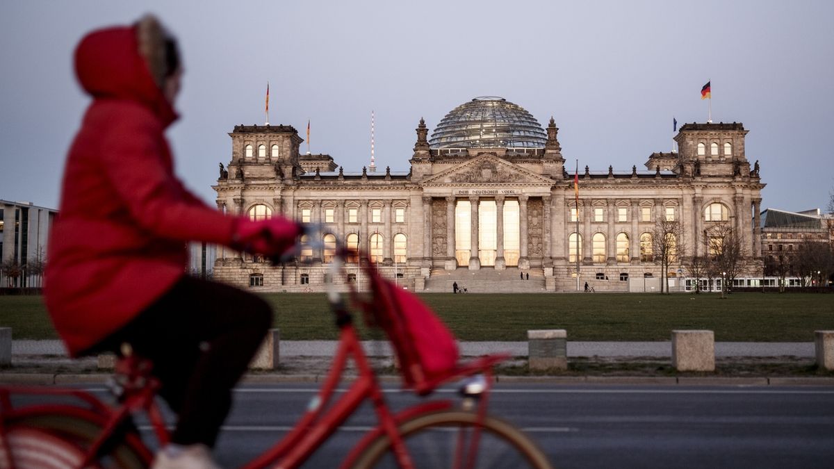 Historická budova Reichstagu v Berlíně v březnu 2020. Ilustrační snímek