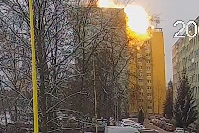 BEZ KOMENTÁŘE: Bezpečnostní kamera zachytila okamžik výbuchu v paneláku v Prešově